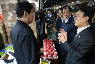 Prime minister visits wholesale market