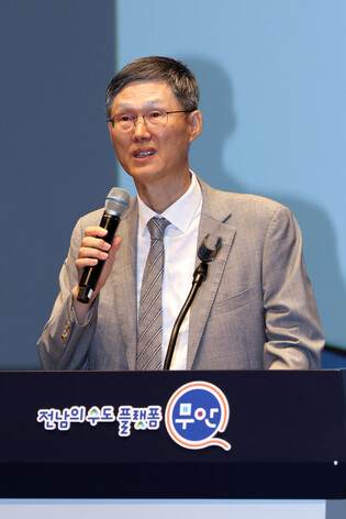 Ex-Constitutional Court acting chief gives lecture