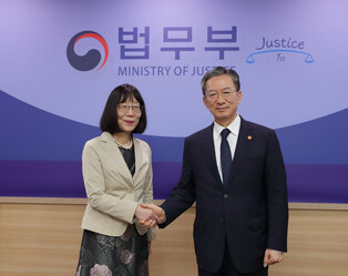 Justice minister meets ICC head