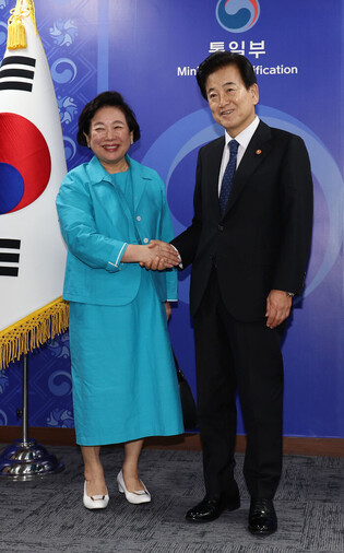 Unification minister meets Hyundai Group chief