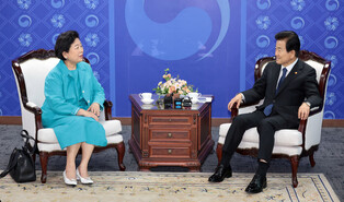 Unification minister meets Hyundai Group chief