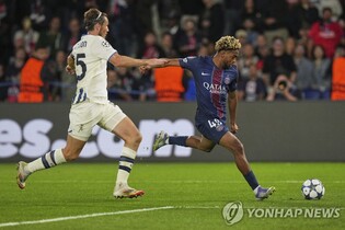 낮에 대입시험 치르고 밤에 리그 경기 뛴 PSG 유망주 음바예