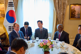 Lee meets World Economic Forum chief
