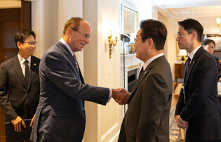 Lee meets World Economic Forum chief