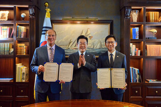 Lee meets World Economic Forum chief