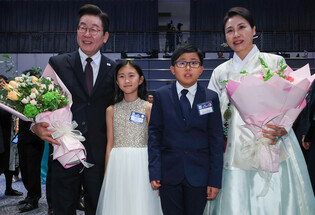 Lee meets S. Korean residents in New York