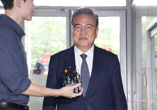 Ex-foreign minister grilled over Marine death