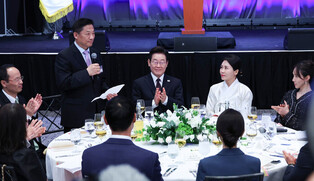 Lee meets S. Korean residents in New York