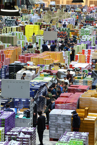 Bidding at fruit market ahead of holiday