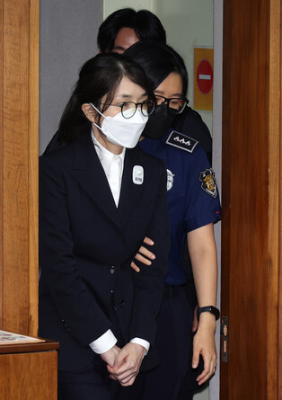 Jailed ex-first lady attends 1st hearing of corruption trial