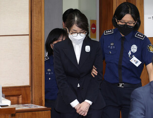 Jailed ex-first lady attends 1st hearing of corruption trial