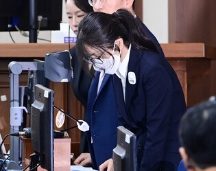 Jailed ex-first lady attends 1st hearing of corruption trial
