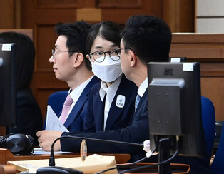 Jailed ex-first lady attends 1st hearing of corruption trial