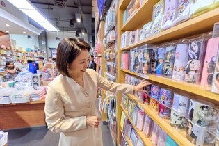 S. Korean first lady visits Koreatown in New York