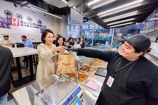 金여사, 뉴욕 코리아타운 방문…"한국문화 널리 알려줘 고맙다"