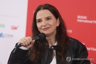 다큐멘터리 감독 된 쥘리에트 비노슈 "연기할 시간이 없네요"