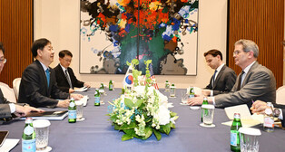 S. Korean finance minister meets U.S. treasury secretary