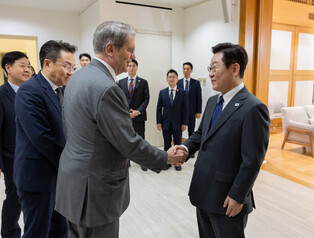 Lee meets U.S. treasury secretary on trade talks