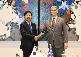 S. Korean finance minister meets U.S. treasury secretary