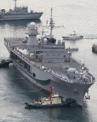 U.S. warship makes port call