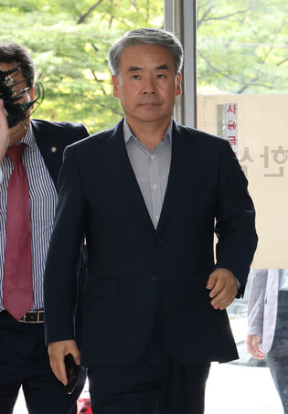 Ex-defense minister grilled over Marine's death