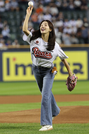 Ceremonial 1st pitch by actress So Yi-hyun