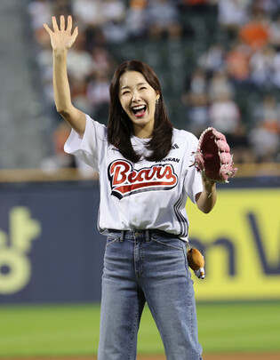 Ceremonial 1st pitch by actress So Yi-hyun
