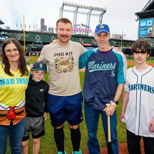 '필리스 캐런'에 공분했던 MLB…60홈런공 양보한 어른 미담 소개