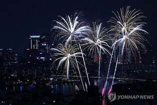 Fireworks light up Seoul as 1 million gather at Han River