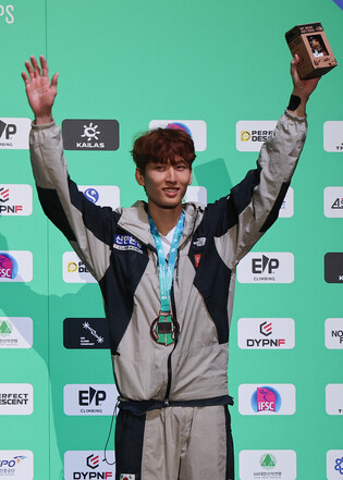 Lee Do-hyun wins bronze in men's boulder at world championships