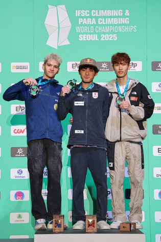 Lee Do-hyun wins bronze in men's boulder at world championships
