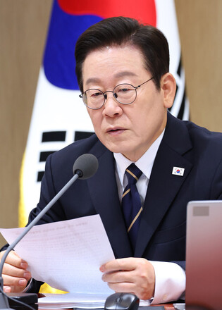 Lee attends Cabinet meeting