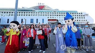 Cruise ship brings 2,700 Chinese tourists to Incheon as S. Korea begins visa-free entry