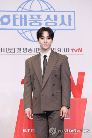 '태풍상사' 이준호 "IMF 때 부모 세대처럼 뭉치는 모습 담았죠"