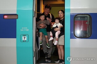 "지갑은 얇아도 마음만은 풍족하게"…귀성길 터미널·공항 북적