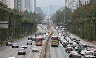 연휴 첫날 귀성길 정체 대체로 해소…서울→부산 4시간50분