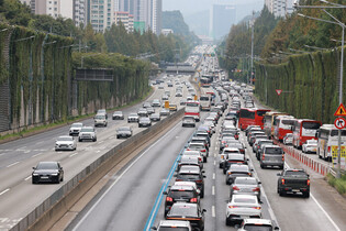 Traffic jam on first day of Chuseok holiday