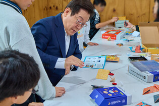 Lee visits orphanage during Chuseok holiday