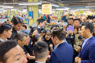 Lee visits traditional market