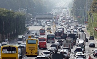 추석연휴 둘째 날 귀성길 정체 지속…서울→부산 6시간 10분