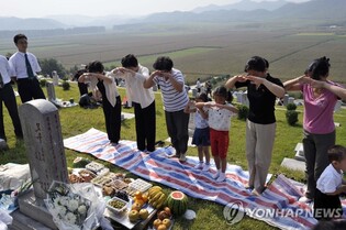 북한 추석 휴일은 '하루'…성묘 하고 가족·친지 음식 나눠