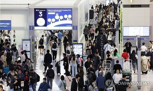 연예인 출국길 '인파전쟁'…등 터지는 애꿎은 승객들