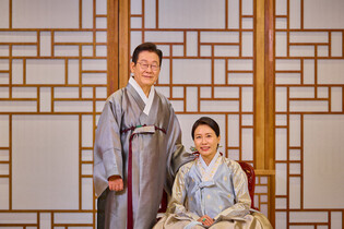Lee, first lady offer Chuseok holiday greetings