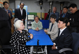 PM Kim visits market for day laborers