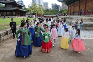 Children in 'hanbok' at Seoul palace