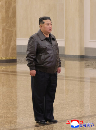 N.K. leader pays respects at family mausoleum