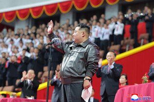 N.K. leader watches grand mass gymnastics, artistic performance