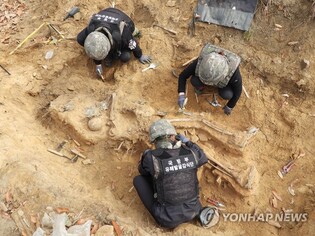 (LEAD) S. Korea resumes war remains excavation project at DMZ battle site