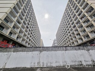 (LEAD) 2 Koreans detained in job scam crackdown return home from Cambodia