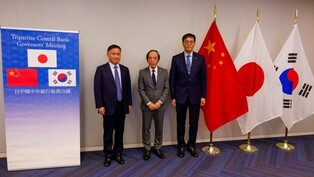 BOK chief discusses economy, financial trends with Chinese, Japanese central bank heads